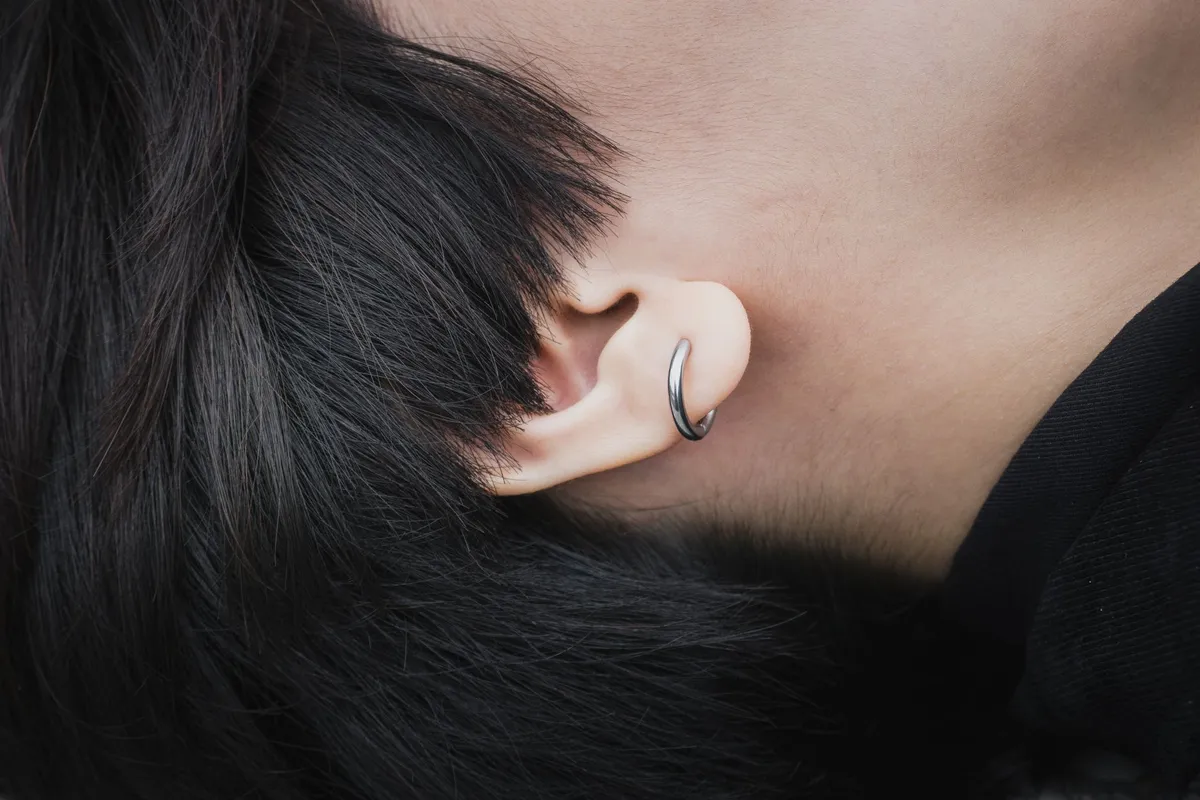 Spring earrings: the styles worth wearing and how to choose them