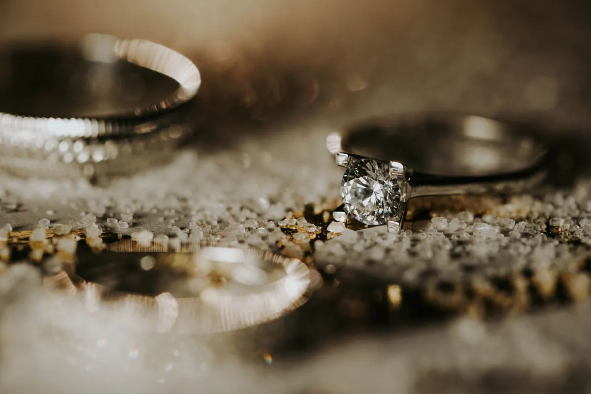 Choosing an engagement ring: shape, metal, stone and size