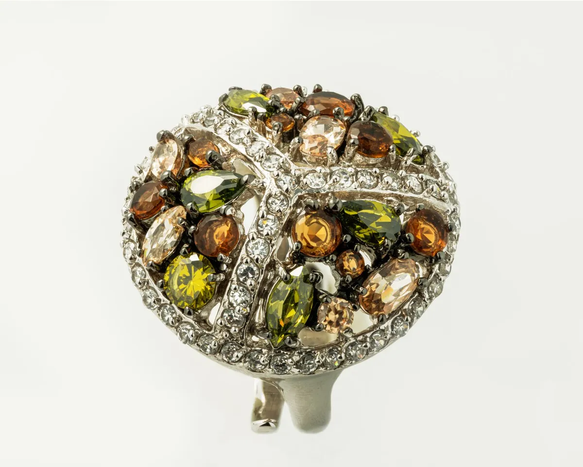 Rhodium-plated silver: why it is used, how it wears and when to re-plate