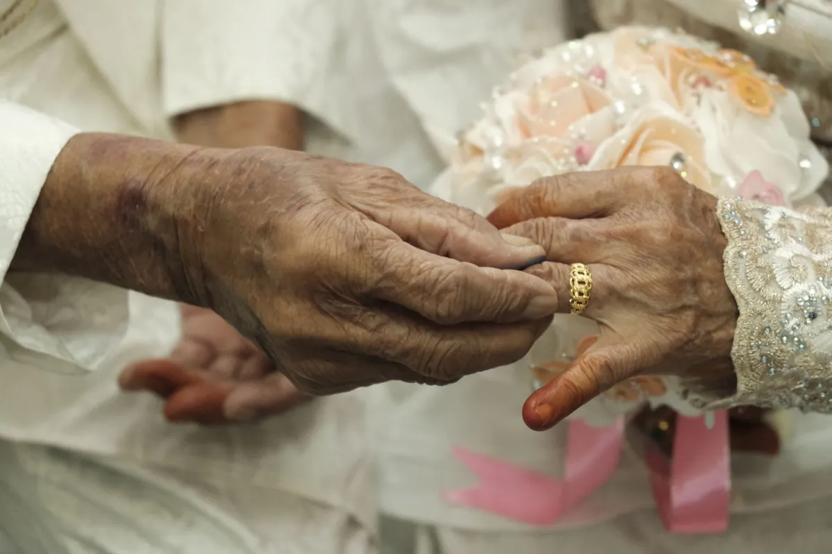 Silver and golden wedding anniversaries: traditions and jewelry gift ideas